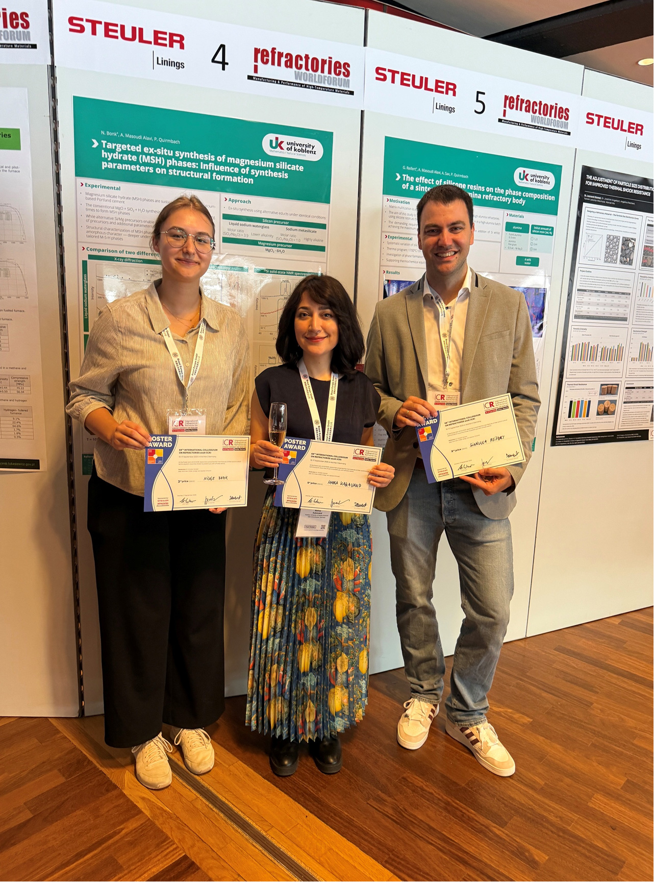 Preisvergabe des ICR Poster Awards 2026. Vorne von rechts: Gianluca Reifert (2. Platz), Mahsa Kakavand (1. Platz) und Nicole Bonk (3. Platz).